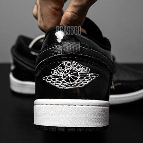 Tênis Air Jordan 1 Low - Branco/Preto Verniz